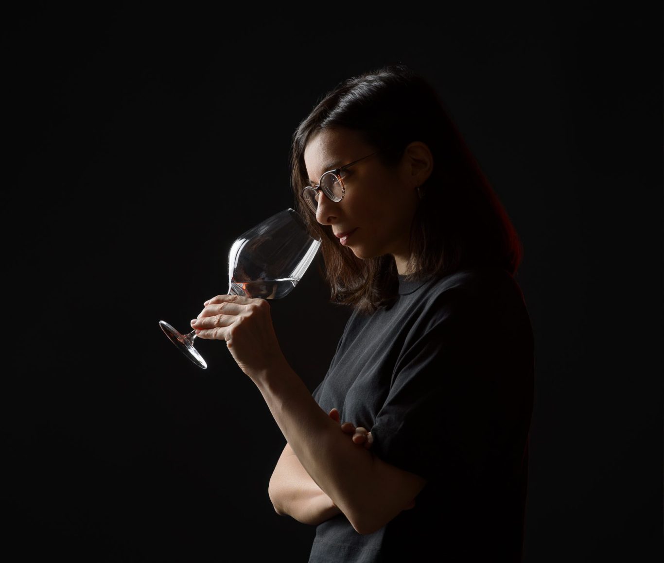 Esteves Ribeiro Karen Karen Esteves Ribeiro, sommelière saké, étudiant les notes olfactives d'un verre de saké